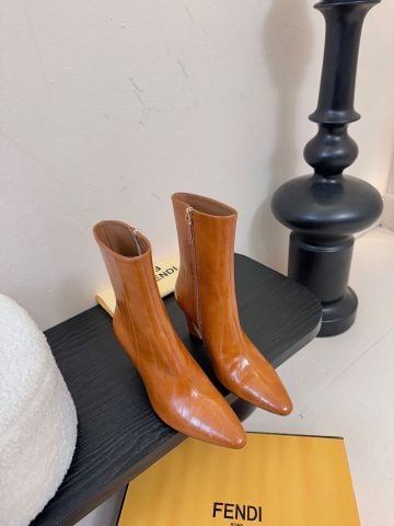 BOOT NỮ FEND DA NÂU MŨI NHỌN DẬP FF