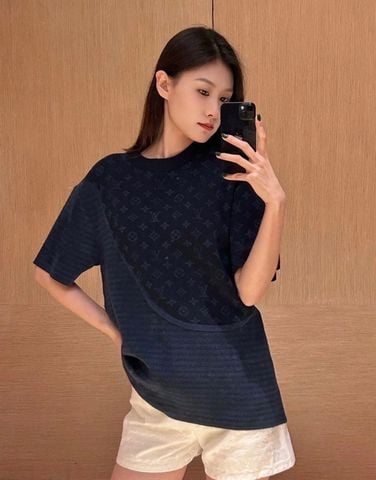 ÁO NAM NỮ DỆT KIM L V HỌA TIẾT JACQUARD MONOGRAM CHÉO –