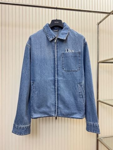 ÁO KHOÁC DENIM NAM DR THÊU CHỮ TÚI NGỰC KHÓA KÉO DÁNG CỔ BẺ