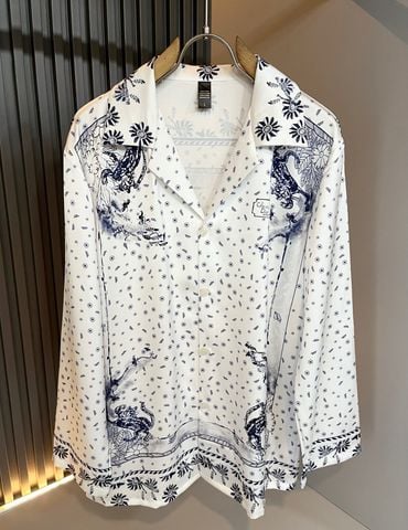BỘ ĐỒ NGỦ UNISEX DI*R – TOILE DE JOUY TRẮNG XANH, LỤA MỊN THOÁNG MÁT