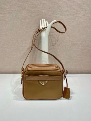 TÚI ĐEO CHÉO NAM NỮ PRD RE-NYLON PHỐI DA SAFFIANO PHOM CAMERA