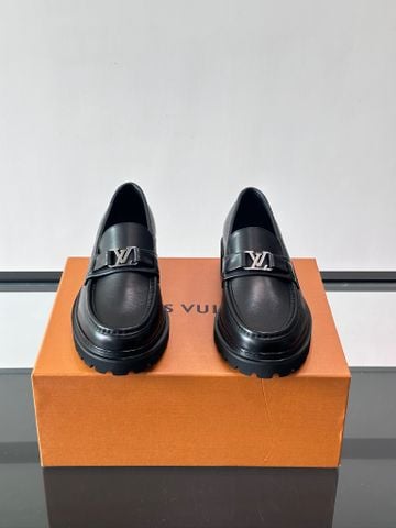 GIÀY NAM LOAFER L V KHÓA KIM LOẠI BIỂU TƯỢNG ĐẾ CAO BẢN SANG TRỌNG
