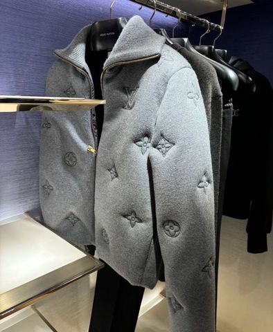 ÁO KHOÁC UNISEX L V PHIÊN BẢN SKI KNIT-DOWN DẬP NỔI & THÊU HOẠ TIẾT