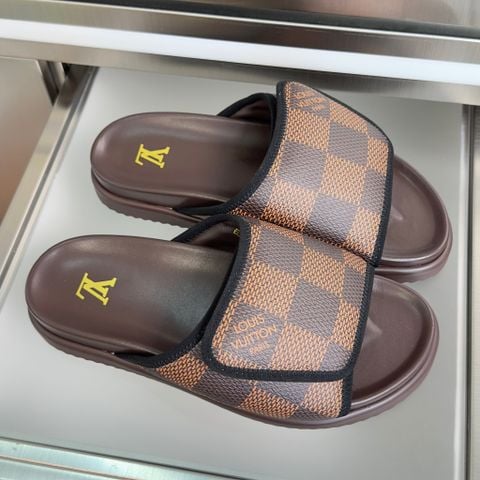 SANDAL NAM L V MIAMI DAMIER BẢN QUAI NGANG DẬP NỔI