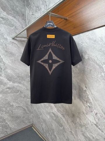 ÁO PHÔNG NAM NỮ L V GRAPHIC STATEMENT – PHỐI APPLIQUÉ KHỔ LỚN, THÊU NỔI ĐA KỸ THUẬT