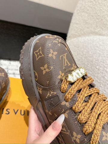 SNEAKER NAM NỮ L V TRAINER MAXI DÁNG “BÉO” MONOGRAM BIỂU TƯỢNG, ĐẾ DÀY NÂNG CHIỀU CAO 4CM