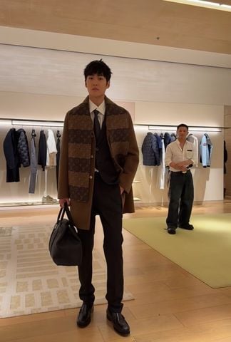 ÁO MĂNG TÔ NAM L V PHỐI KHĂN MONOGRAM JACQUARD SANG TRỌNG