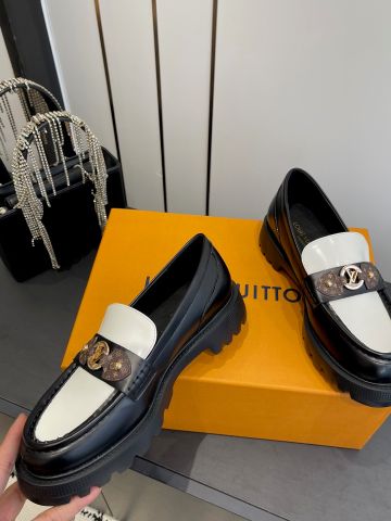 GIÀY NỮ LOAFER LV* HAI TÔNG ĐEN–TRẮNG, MONOGRAM CHAIN