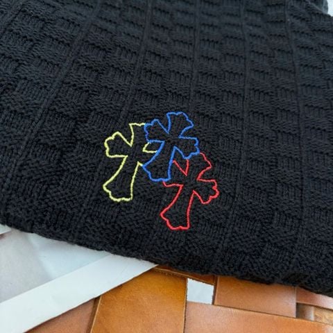 ÁO LEN NAM CH DÁNG CỔ TRÒN DỆT VÂN NỔI – ĐIỂM NHẤN CROSS THÊU NỔI BẬT