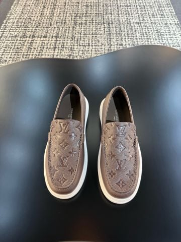GIÀY SLIP-ON NAM L V BEVERLY HILLS – PHOM MOCCASIN, GRAINED CALF LEATHER DẬP HỌA TIẾT, ĐẾ CAO SU SIÊU NHẸ