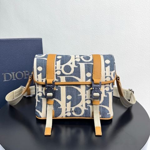 TÚI XÁCH NAM DR* HIT THE ROAD OBIQUE JACQUARD PHỐI DA – KHÓA CD