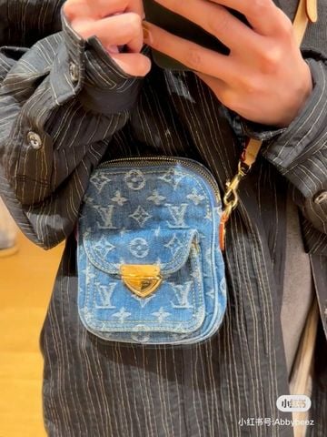 TÚI ĐEO CHÉO NAM NỮ L V FAIRFAX POCHETTE MONOGRAM DENIM