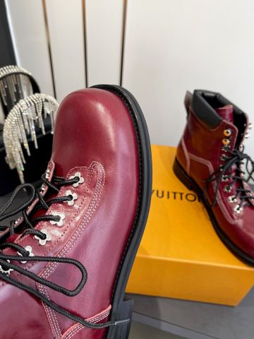 BOOT NỮ L*V  DA BÒ ĐỎ RƯỢU – CỔ NGẮN THU ĐÔNG, LÊN DÁNG THANH LỊCH