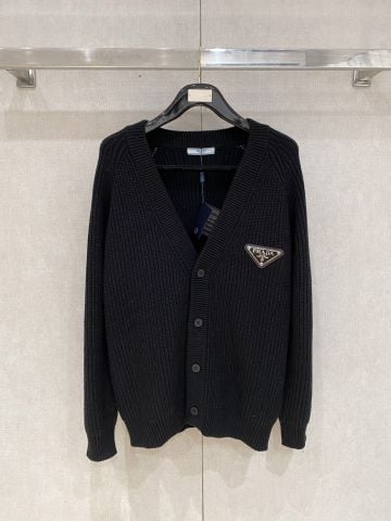 ÁO LEN NAM CARDIGAN PRAD* LOGO TAM GIÁC – DỆT GÂN DÀY, CỔ V, MÀU ĐEN