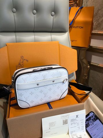 TÚI NAM NỮ L*V  Alpha Messenger Bag – FORM VUÔNG VẮN TIỆN DỤNG