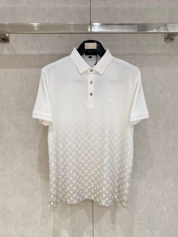 ÁO POLO NAM L V PHOM ÔM GỌN SANG TRỌNG – HỌA TIẾT MONOGRAM CHÌM TINH XẢO