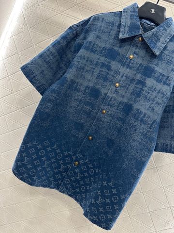 ÁO SƠ MI DENIM UNISEX L V HIỆU ỨNG LASER CHUYỂN SẮC – MONOGRAM CHÌM TINH TẾ