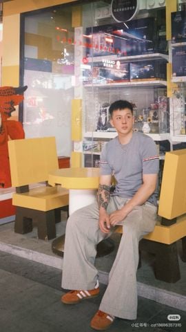 ÁO DỆT KIM NGẮN TAY NAM T B PHOM SLIM – DẢI SỌC TƯƠNG PHẢN & HÀNG CÚC SƯỜN ĐẶC TRƯNG