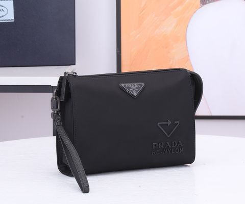 TÚI CLUTCH UNISEX PRAD* RE-NYLON – TAM GIÁC KIM LOẠI, DÂY ĐEO TAY SAFFIANO
