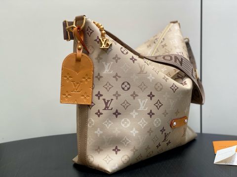 TÚI HOBO NAM NỮ L V VAGABOND HOBO PM MONOGRAM SURPLUS
