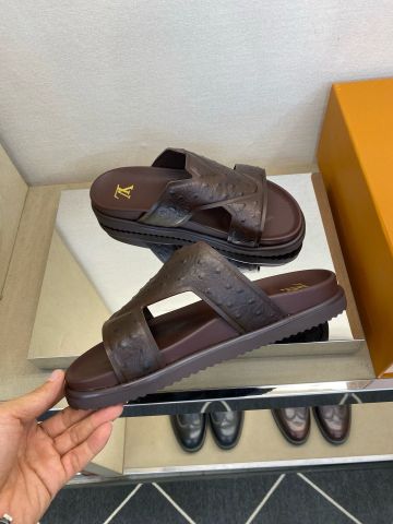 DÉP SLIDE NAM L V SCULPTURAL CROSS-OVER DA BÊ DẬP HIỆU ỨNG VÂN ĐÀ ĐIỂU