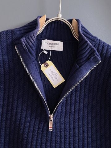 ÁO LEN NAM TB DÁNG CỔ CAO KÉO KHÓA – DỆT GÂN NỔI, ĐIỂM NHẤN 4 SỌC