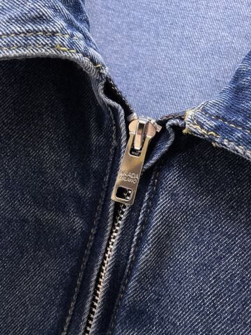 ÁO KHOÁC JEANS NAM PRD DÁNG CỔ BẺ KHÓA KÉO LOGO TAM GIÁC NGỰC PHOM GỌN CAO CẤP