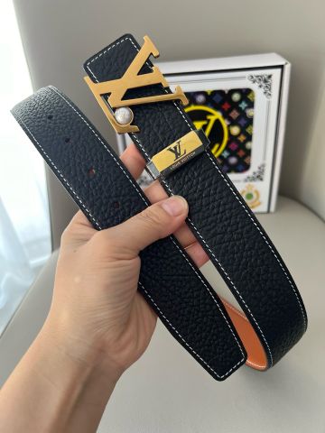 THẮT LƯNG NAM L V LV INITIALES REVERSIBLE DA BÒ VÂN HẠT BẢN 3.8CM