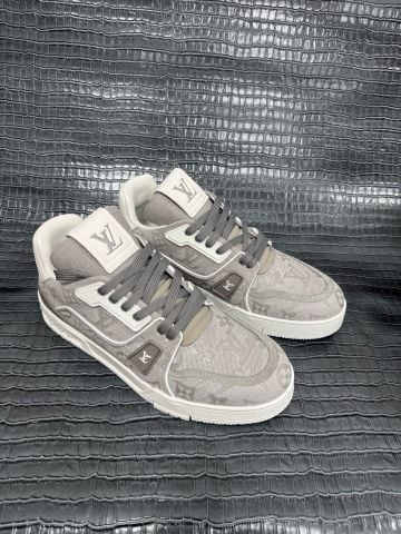 GIÀY SNEAKER NAM L V TRAINER PHOM BASKETBALL CỔ ĐIỂN, UPPER ĐA LỚP PHỐI DENIM & DA BÊ