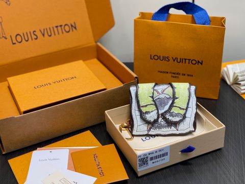 VÍ NỮ L*V HỌA TIẾT MÈO CODDINGTON TRANG TRÍ MONOGRAM*