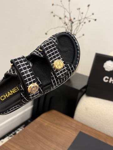 SANDAL NỮ CN DÁNG SLIDE TWEED SIGNATURE – NÚT LOGO ÁNH KIM SANG TINH TẾ