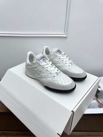 GIÀY THỂ THAO NỮ CN DÁNG LOW-TOP CHẦN BÔNG LOGO NỔI PHOM GỌN THANH LỊCH