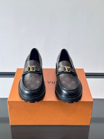 GIÀY NAM LOAFER L V MONOGRAM KHÓA LV KIM LOẠI ĐẾ CAO BẢN LỚN