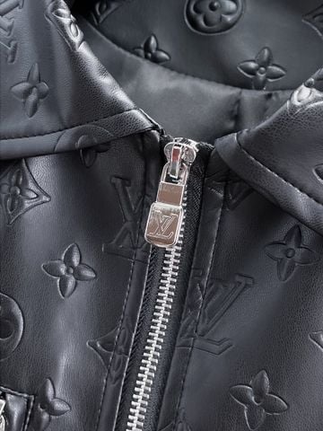 ÁO KHOÁC NAM L V DA DẬP NỔI MONOGRAM PHOM GỌN KHÓA KIM LOẠI