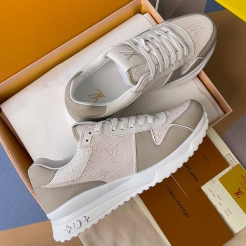 GIÀY SNEAKER NAM L V RUN AWAY MONOGRAM DẬP NỔI – ĐẾ ĐỘN 4CM