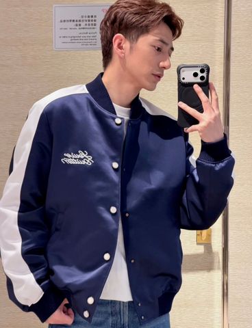 ÁO KHOÁC BOMBER NAM L V DÁNG CỔ BẺ BO GÂN – THÊU LOGO TINH XẢO