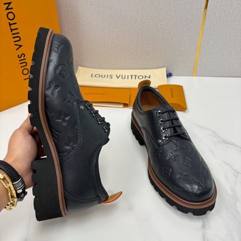 GIÀY DERBY NAM L V MONOGRAM DẬP NỔI ĐẾ CAO BẢN LỚN PHOM THÀNH THỊ