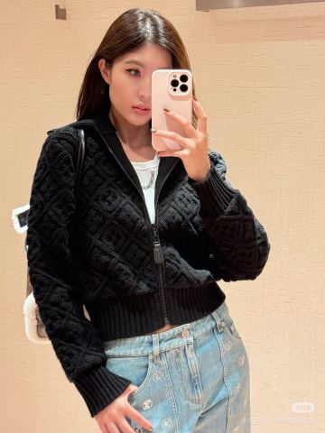 ÁO LEN NỮ LV* ZIP CỔ CAO JACQUARD 2025 – FORM GỌN,