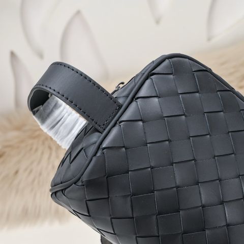 TÚI CẦM TAY NAM B V INTRECCIATO TRAVEL POUCH DA BÊ ĐAN 2 KIỂU BỀ MẶT