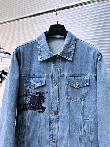 ÁO KHOÁC JEAN NAM BBR DÁNG CỔ BẺ THÊU KỴ SĨ NGỰA NỔI BẬT PHONG CÁCH CAO CẤP