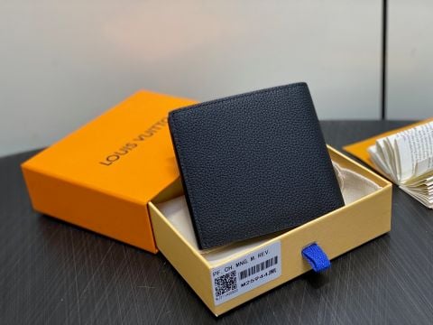 VÍ NGẮN NAM L*V  DA BÒ GRAIN ĐEN, LOGO DẬP NỔI