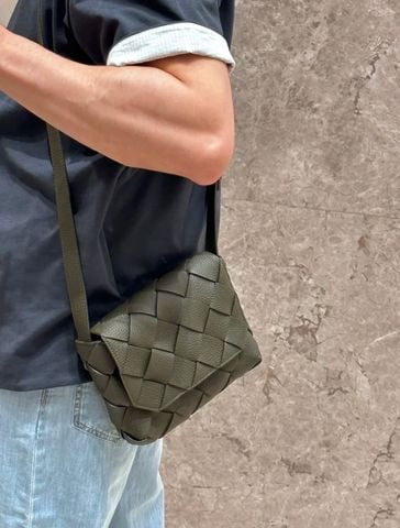 TÚI ĐEO CHÉO NAM NỮ B V DIAGO INTRECCIO DA BÊ HẠT