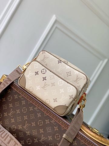 TÚI ĐEO CHÉO NAM NỮ L*V NIL MONOGRAM SURPLUS CANVAS PHOM RETRO 25CM
