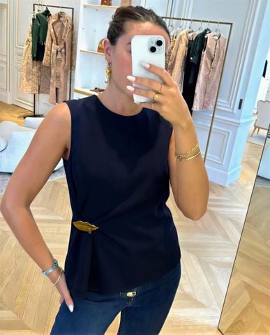 ÁO NỮ SCH PHOM SUÔNG ĐÍNH GHIM MÔI KIM LOẠI LỆCH TÀ TINH GIẢN CAO CẤP