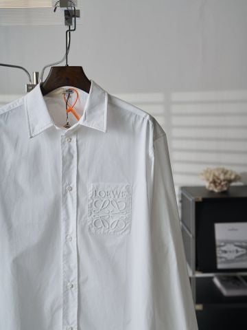 ÁO SƠ MI NAM NỮ LW* DÒNG ANAGRAM POCKET THÊU NỔI TÚI NGỰC