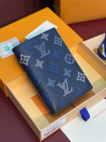 BAO HỘ CHIẾU NAM NỮ L V MONOGRAM SHADOW HẢI QUÂN LAM DA BÊ DẬP VÂN