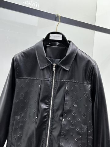 ÁO KHOÁC NAM L V DẬP MONOGRAM NỔI DÁNG CỔ BẺ KHÓA KÉO SANG TRỌNG