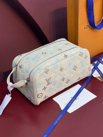 TÚI CẦM TAY NAM NỮ LV DOPP KIT MONOGRAM TAURILLON DA BÒ VÂN HẠT