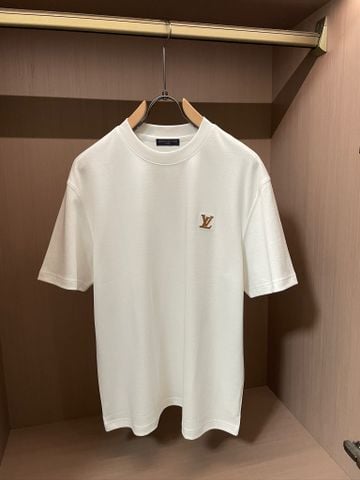 ÁO THUN NAM L V PATCH DA THÊU NỔI NGỰC PHOM RELAXED SANG TINH GỌN