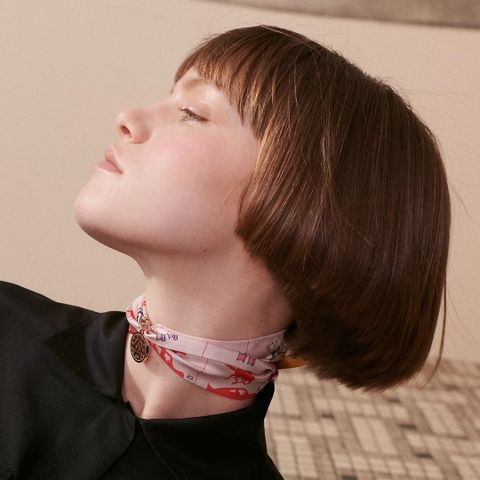 KHĂN LỤA NỮ HERM* TWILLY “NGỰA DẠO PHỐ” TONE HỒNG THANH LỊCH